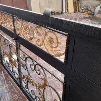 در  آهنی خوش نقش و نگار