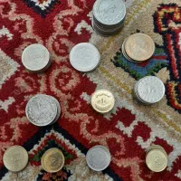 تعدادی سکه داخل عکس