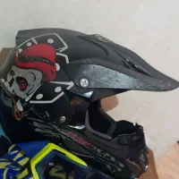 کلاه کاسکت و عینک کراس