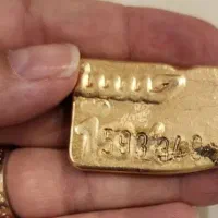 مقداری طلا به همراه دو نیم سکه و دو عدد سکه