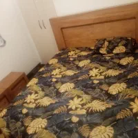 تخت 2 نفره به همراه 2عدد عسلی و آینه