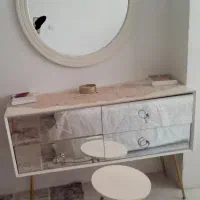 ایینه و میز ارایش ب همراه یک عدد صندلی و پاتختی