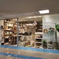 فروشنده خانم شاد و پر انرژی