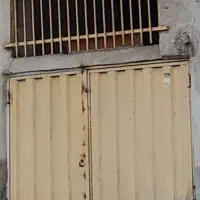 درب حیاط سنگین با نرده بالای آن