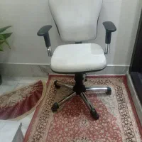 صندلی چرخ دار جک دار ومیز تلویزیون شیشه ای آنتیک