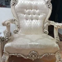 مبل ۷نفره همراه میز وسط و یه میز عسلی،