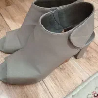 تعدادی کفش