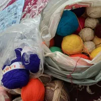 سفره سنتی دست باف ومقداری نخ تاب داده شده