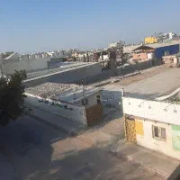 کارگر جوان برای کار در کارگاه مصالح