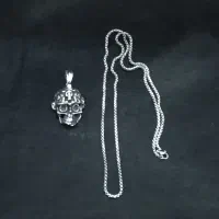 گردنبند با جمجمه