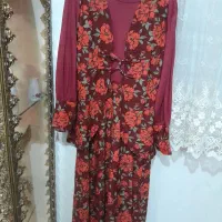 تعدادی لباس وشال مجلسی.