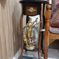 میزتلفن کنار سالنی خیلی قشنگ