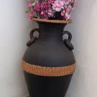 یک عدد صندلی و عقاب و گلدان پر از گل