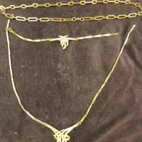 بدلیجات شامل گردنبند و دستبند به فروش میرسد