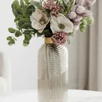 گلدان شیشه ای بزرگ با گل های داخلش