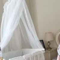 تخت کنار مادر
