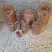 تعدادی وزنه ترازو