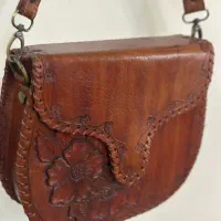 کیف چرم طبیعی کار شده روی چوب کار تمام دست