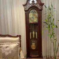 ساعت کنار سالنی چوبی