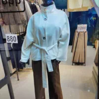 مانکن زنانه و چوب کار