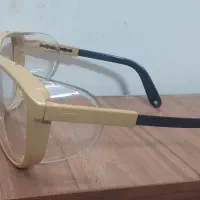 تعدادی عینک  کار مناسب آزمایشگاه و