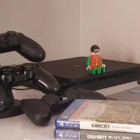 ps4 slim+دو دسته فابریک و اورجینال+استند شارژ rgb