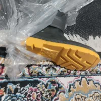 باسلام یک جفت چکمه نوبفروش میرسد