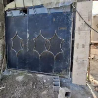 درب آهنی ماشین رو،  حیاطی همراه قفل و جاپستی
