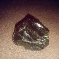 یک عدد شهاب سنگ سیاه به وزن تقریبی ۱۰گرم