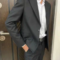 کت و شلوار نو با پیراهن سفیدش