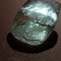تعدادی سنگ الماس یاقوت زمرد و موزانایت