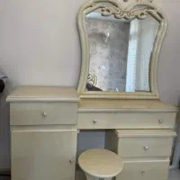 آینه دراور و صندلی