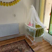 گهواره کنار تخت مادر