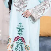 همکار خانم کمک در خرید لباس زنانه