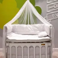 تخت و گهواره کنار مادر