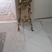 میوه خوری برنجی کنار سالنی