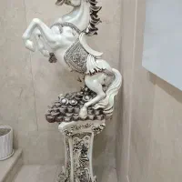 مجسمه اسب و پایه