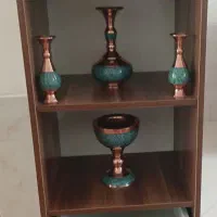 این ویترین کامل باگلدانها وسنگ آب