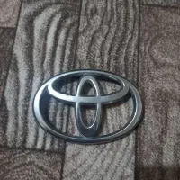 آرم جلو پنجره هایلکس