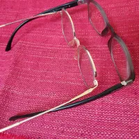 تعدادی عینک آفتابی و طبی