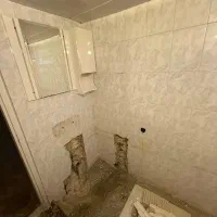 یک عدد توالت فرنگی و رو شور به همراه آیینه و کمد