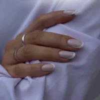 خدمات کاشت ناخن حرفه‌ای با تخفیف ویژه