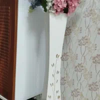 گلدان چوبی همراه با گلهای رنگی ( مصنوعی)