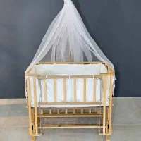 تخت کنار مادر و گهواره چوبی