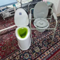 تخت بیمار سه شکنه چرخ دار و یک عدد ویلچر حمام