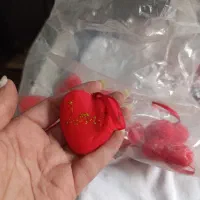 مقداری منجوق و برگ و گل و چسب حرارتی