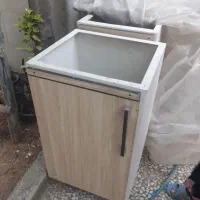تعدادی کابینت فلزی و درب چوبی