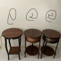 ۳عدد میز چوبی کنار سالنی ،آباژور ،تلفن ،گرامافون