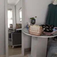 میز و اینه قدی