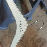 چوبکار سرفلزی لباس سفید و مشکی